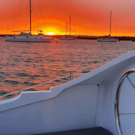 Botel Barco Casa Catamara Sleepandboat *