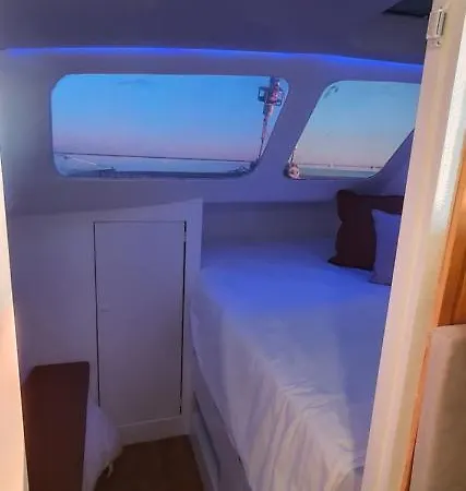 Botel Barco Casa Catamara Sleepandboat