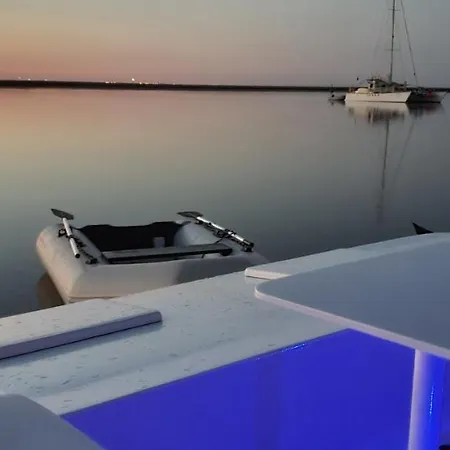 Botel Barco Casa Catamara Sleepandboat *