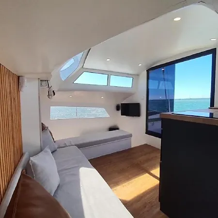 Barco Casa Catamara Sleepandboat Botel *