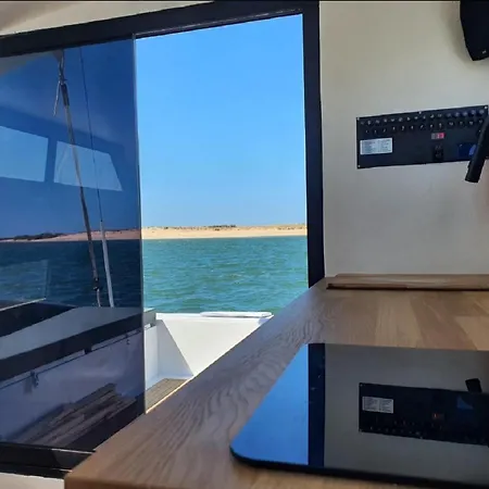 بوتيل Barco Casa Catamara Sleepandboat *
