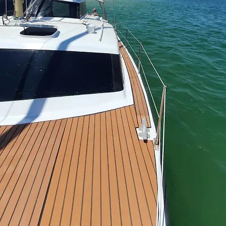 بوتيل Barco Casa Catamara Sleepandboat *