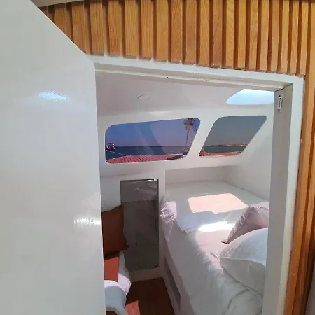 Barco Casa Catamara Sleepandboat Hotel en barco *