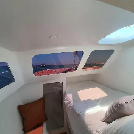 Botel Barco Casa Catamara Sleepandboat Faro
