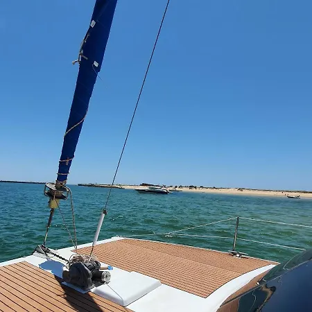 Barco Casa Catamara Sleepandboat بوتيل *