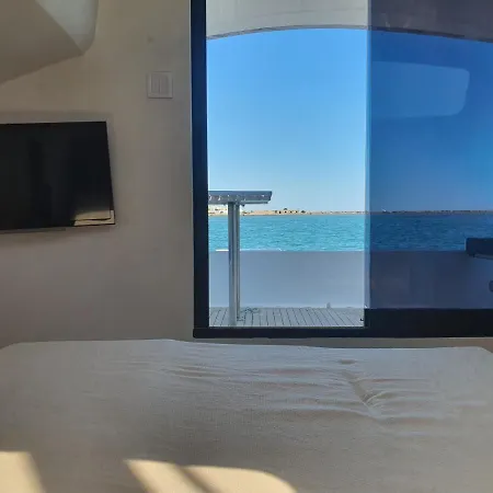 Bateau-hôtel Barco Casa Catamara Sleepandboat *