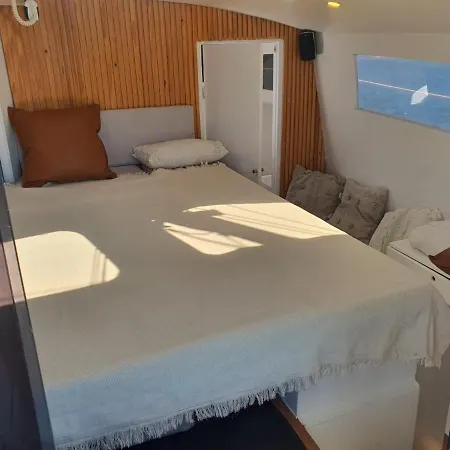 Barco Casa Catamara Sleepandboat Faro