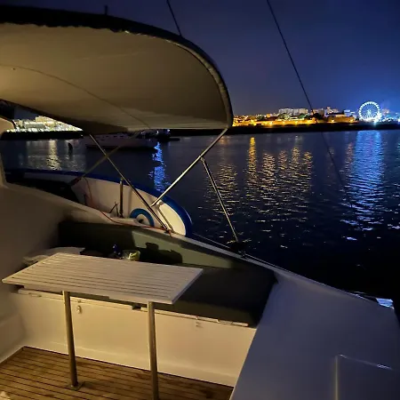 Barco Casa Catamara Sleepandboat بوتيل