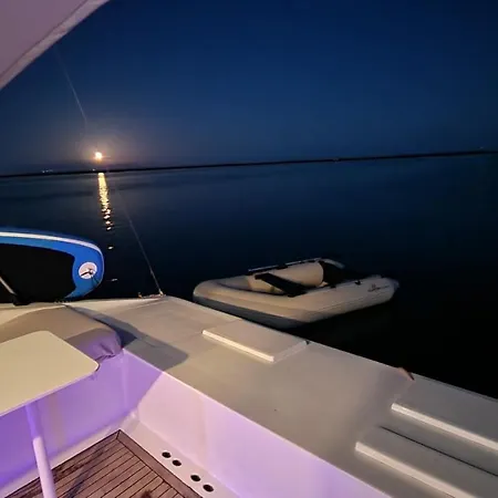 Barco Casa Catamara Sleepandboat District de Faro