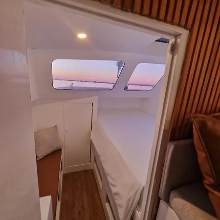 Barco Casa Catamara Sleepandboat *